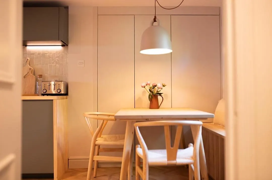 Stunning Townhouse Apartment In Central Cambridge