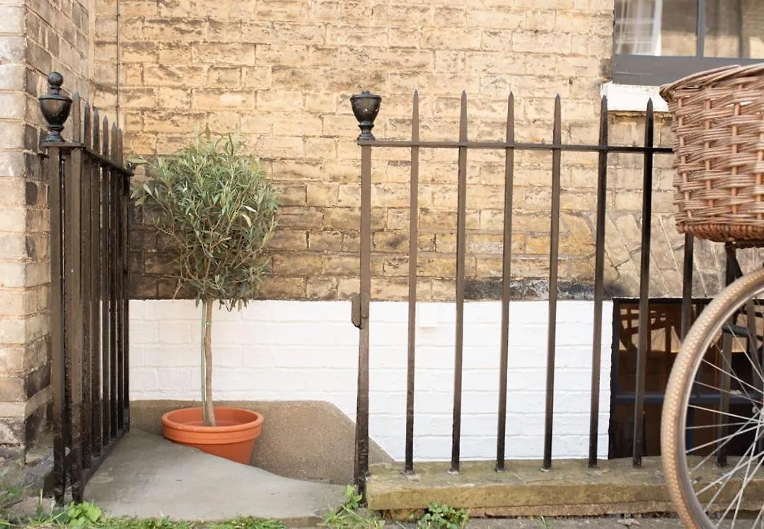 Stunning Townhouse Apartment In Central Cambridge