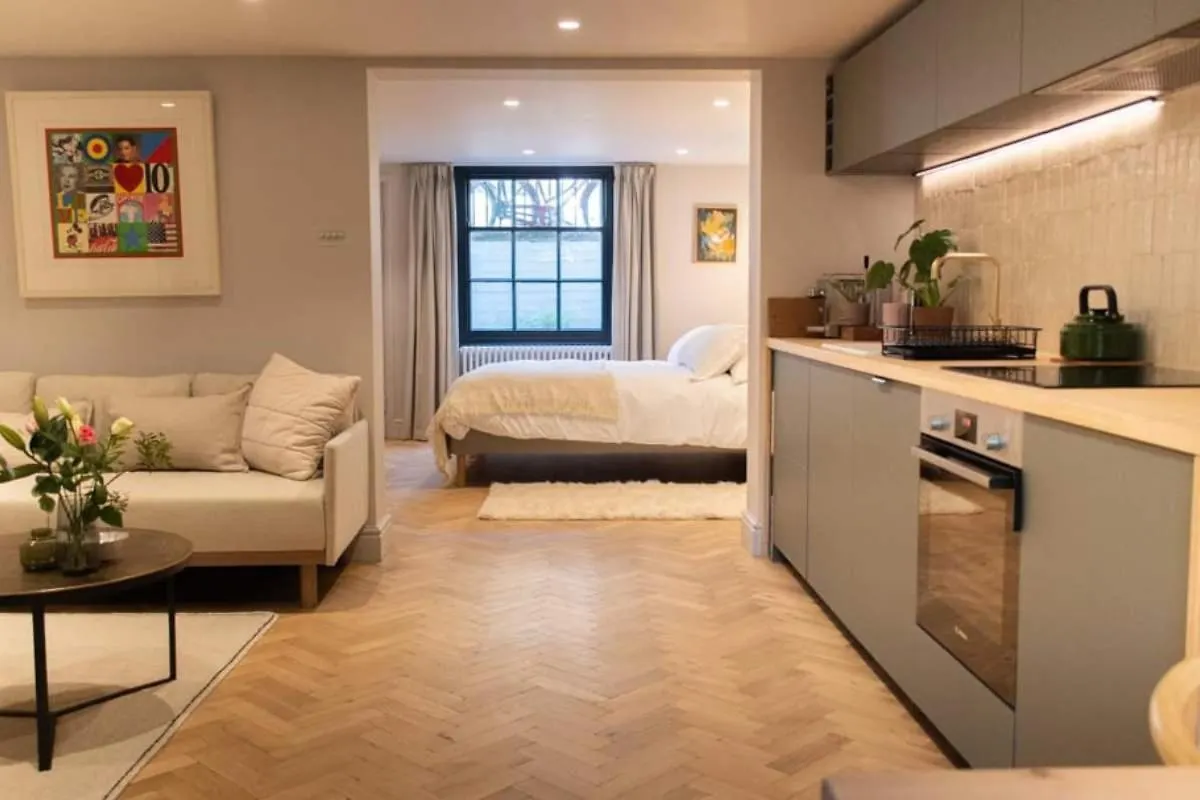 Stunning Townhouse Apartment In Central Cambridge